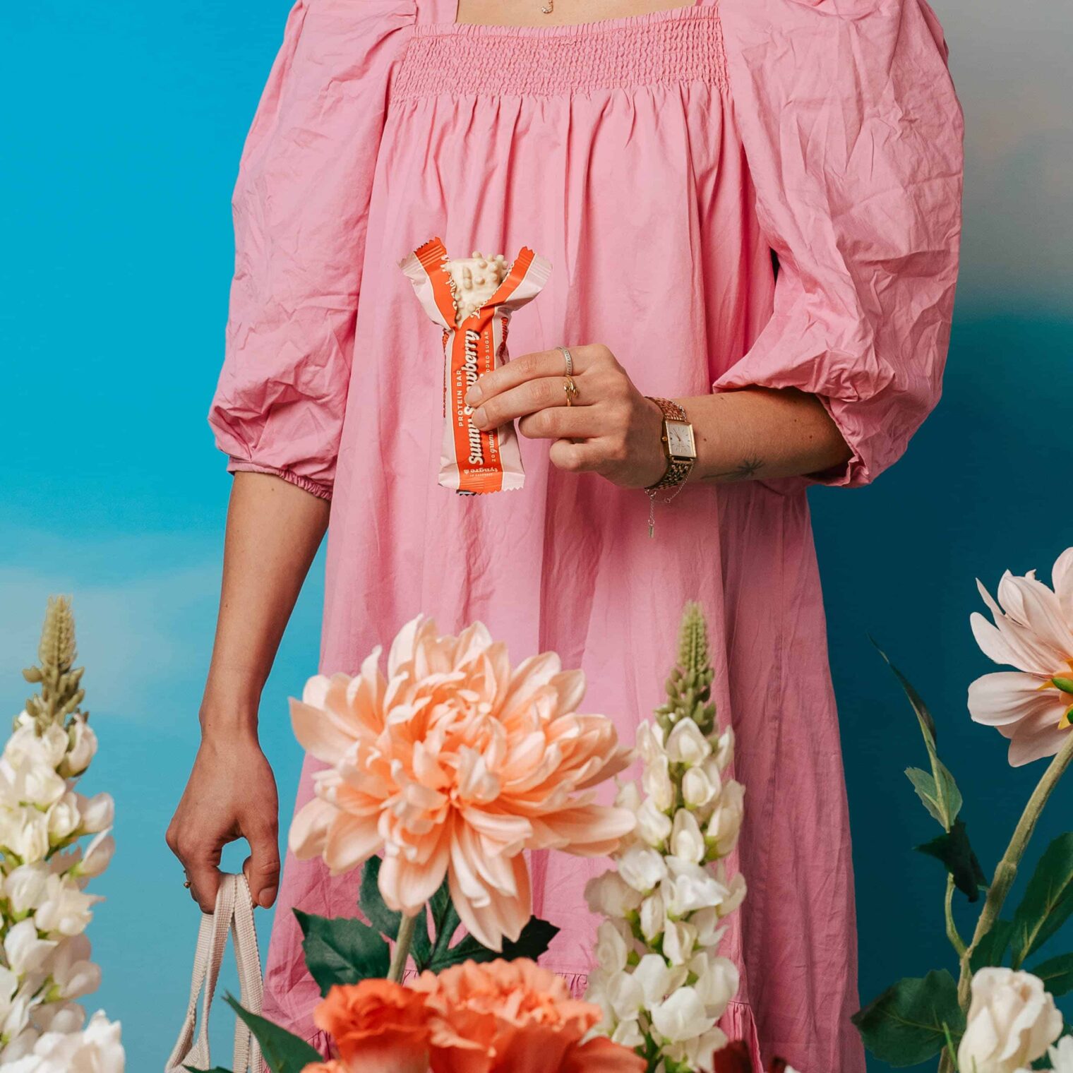 Lifestyle image sunny strawberry - bar and pink dress