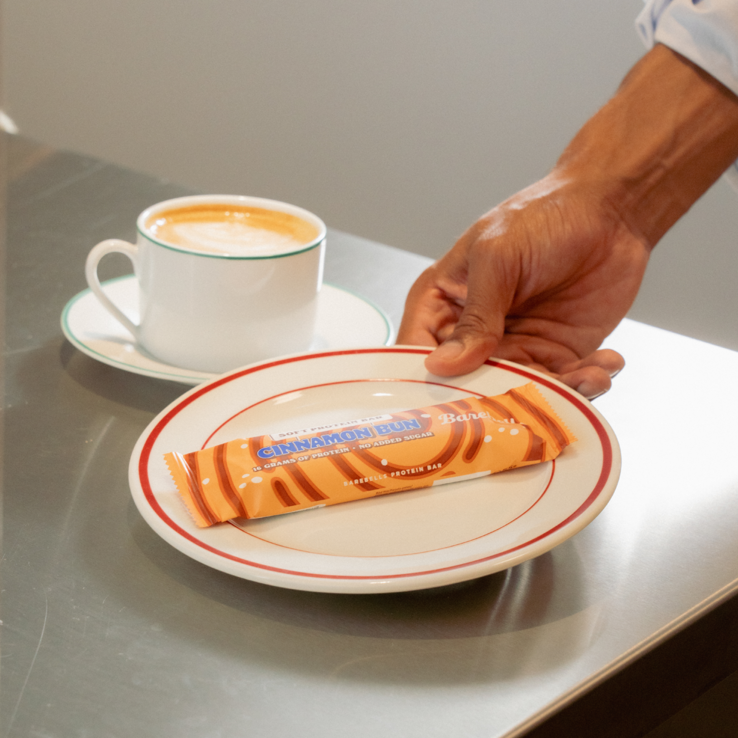 Barebells Cinnamon Bun Lifestyle 3